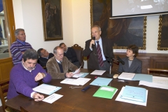 foto "cavazione parti" divisione novennale 2011 - 2020 Partecipanza Agraria di S.Agata Bolognese nella sala delle colonne appena ristrutturata fotografie di Umberto Guizzardi