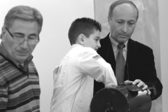 foto "cavazione parti" divisione novennale 2011 - 2020 Partecipanza Agraria di S.Agata Bolognese nella sala delle colonne appena ristrutturata fotografie di Umberto Guizzardi