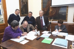 foto "cavazione parti" divisione novennale 2011 - 2020 Partecipanza Agraria di S.Agata Bolognese nella sala delle colonne appena ristrutturata fotografie di Umberto Guizzardi