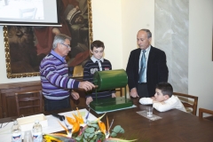 foto "cavazione parti" divisione novennale 2011 - 2020 Partecipanza Agraria di S.Agata Bolognese nella sala delle colonne appena ristrutturata fotografie di Umberto Guizzardi